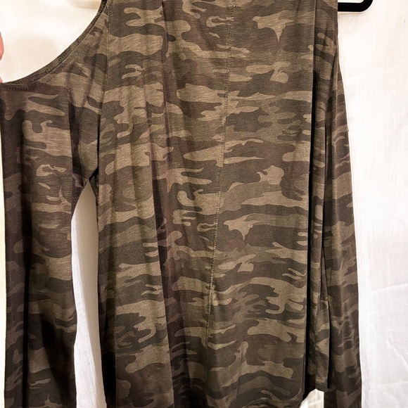 Sanctuary T-Shirt Cold Shoulder Green Camo Long  Sleeves Size Large - Picture 2 of 10